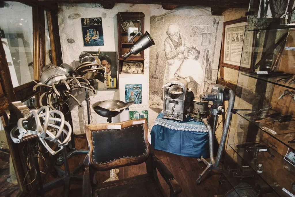 Reconstruction of a barbershop at the Écomusée d’Alsace.