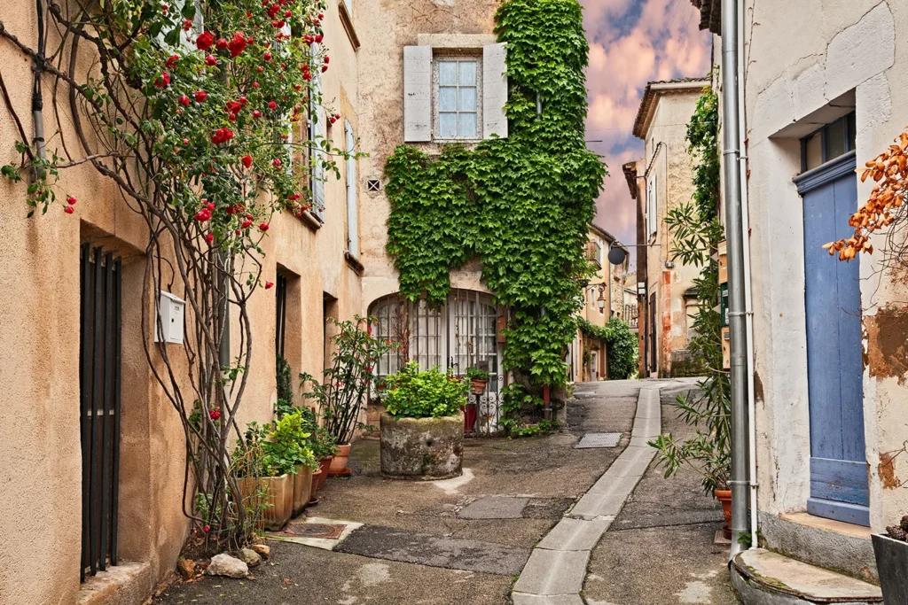 Narrow streets of Lourmarin, Luberon.