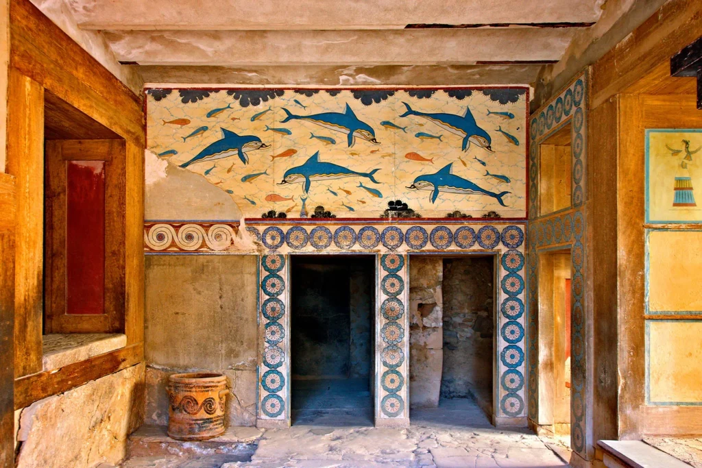 The interior of the Queen’s Megaron is hard to miss, thanks to the distinctive frescoes depicting dolphins.