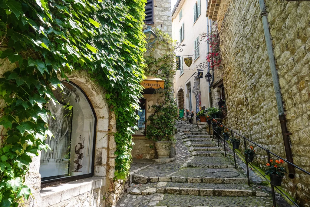 Besides Rue Grande, Saint-Paul-de-Vence is intersected by many other smaller alleys.