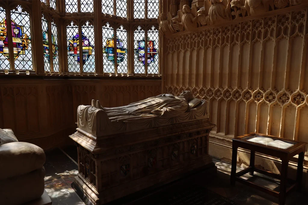 Within the church, you can see over 3,000 tombs of monarchs, politicians, artists, and scientists.