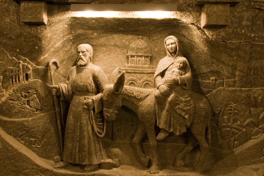 In many chambers of the mine, there are now statues carved from salt blocks.