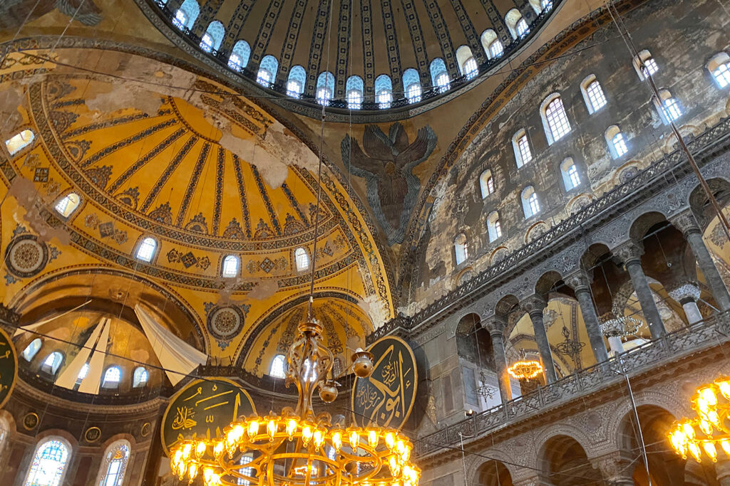 The large circular panels adorned with golden calligraphy are one of the most attention-grabbing elements of the mosque’s interior.