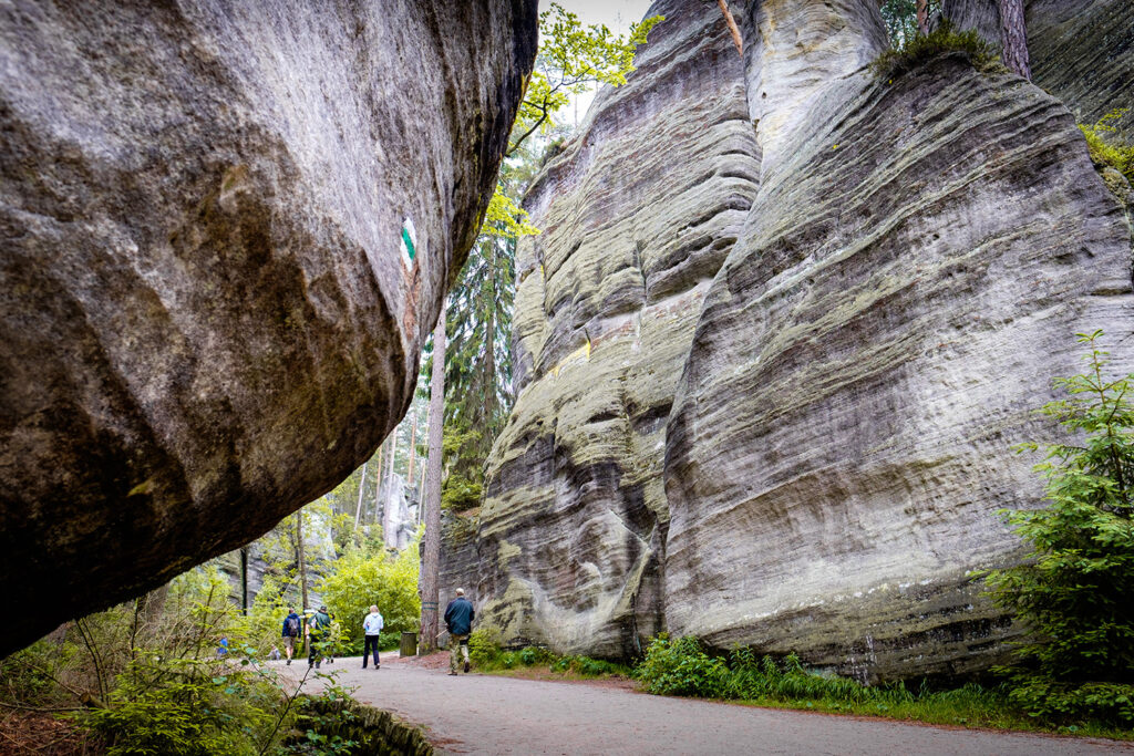 The main trail leading through the most popular rock formations is the green route.